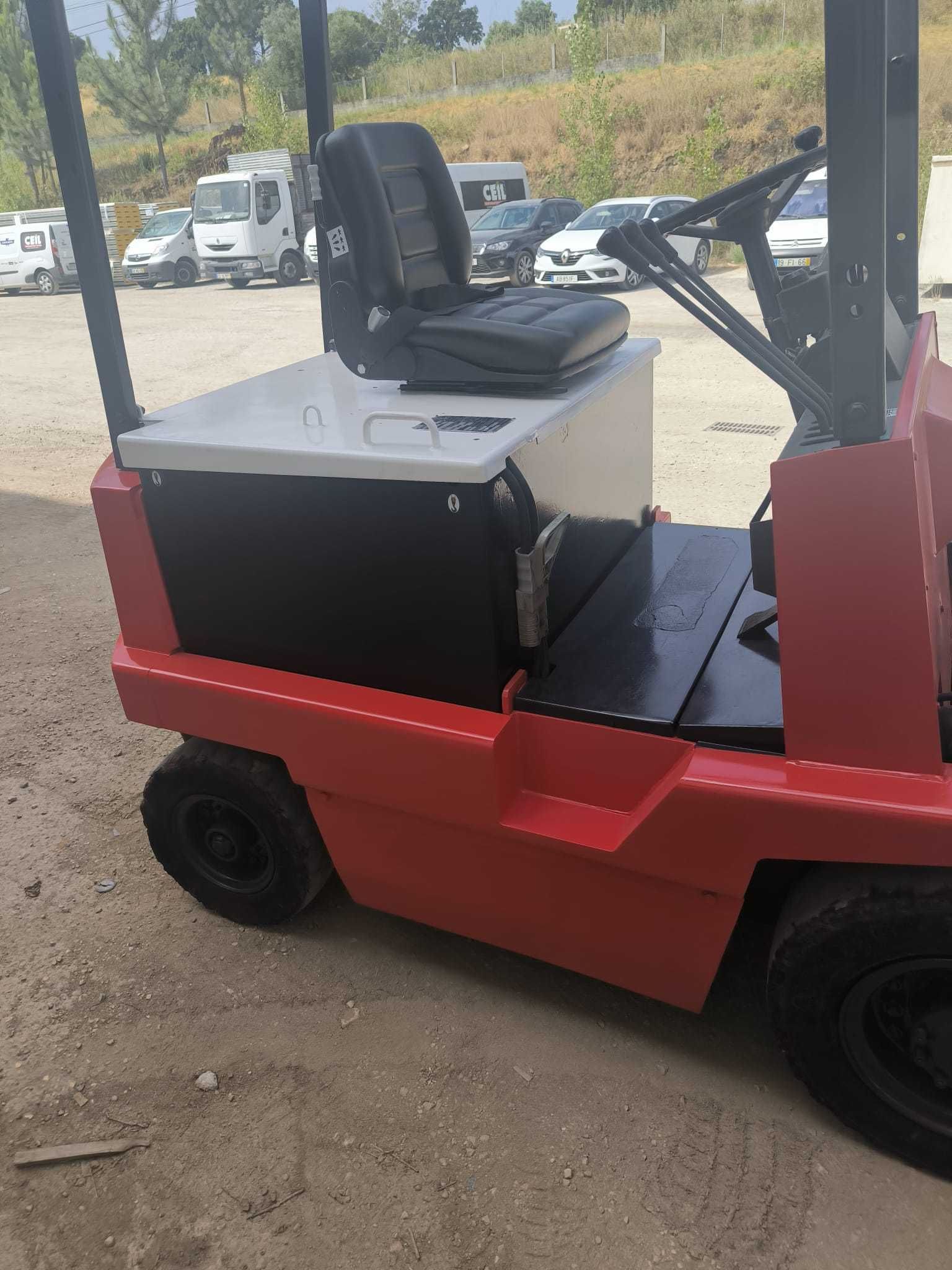 Empilhador NYK 2500Kg mastro duplo electrico