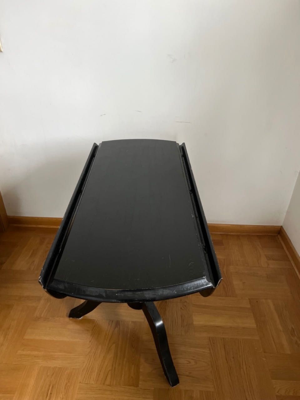 Stół ze składanym blatem.