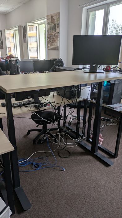 Ергономічний стіл з підйомним механізмом