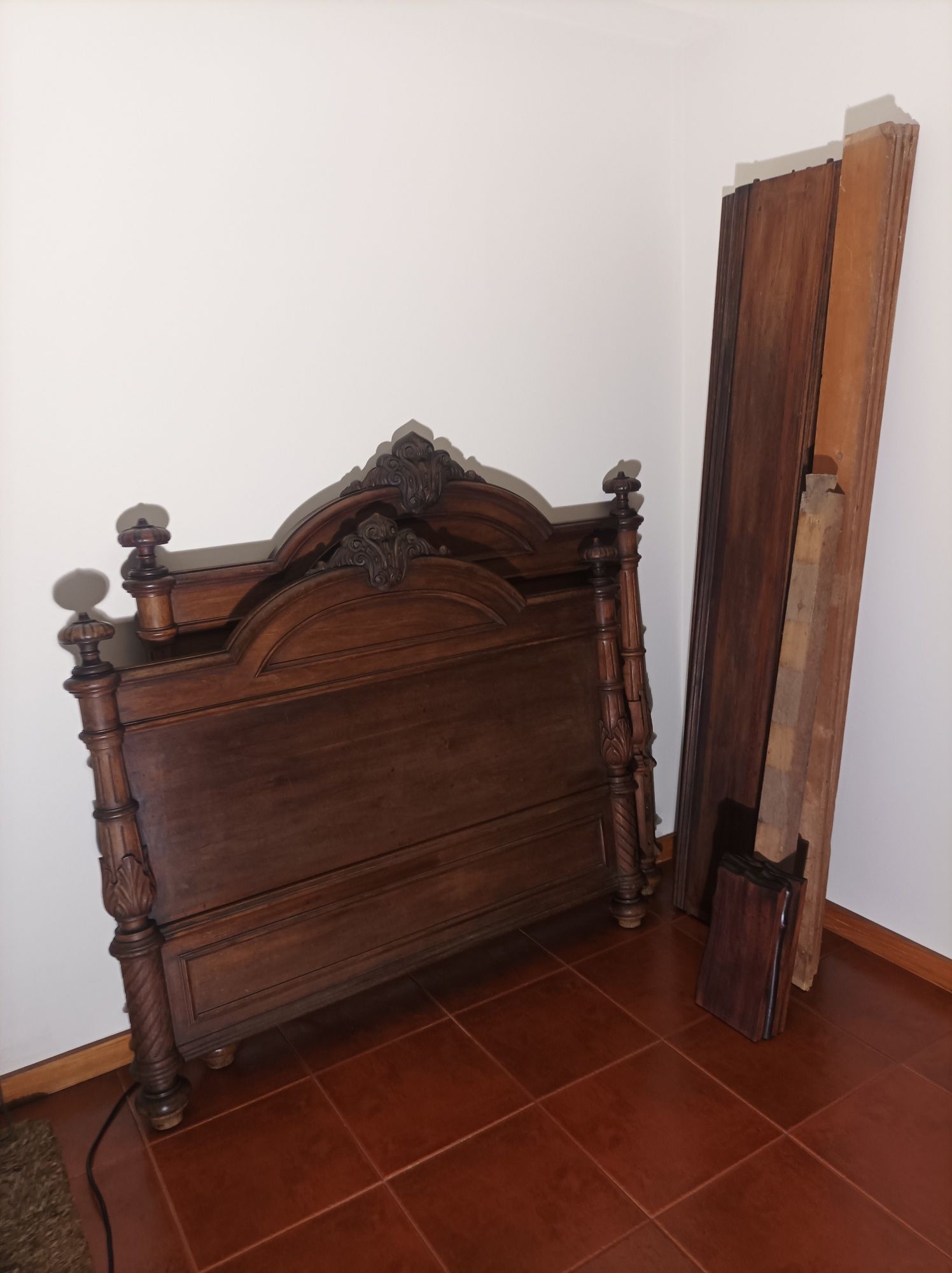 Cama centenária corpo e meio restaurada estilo vitoriano