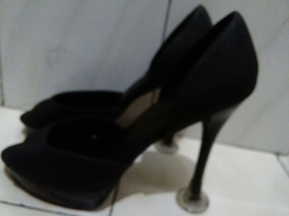 Sapatos pretos abertos, mango. Tm 36.