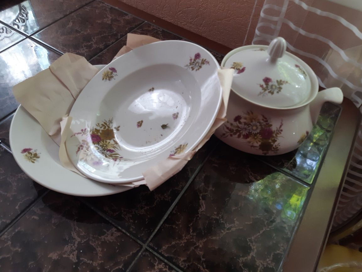 супчик с крышкой и две глубокие тарелки