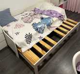 Cama  branca em pinho