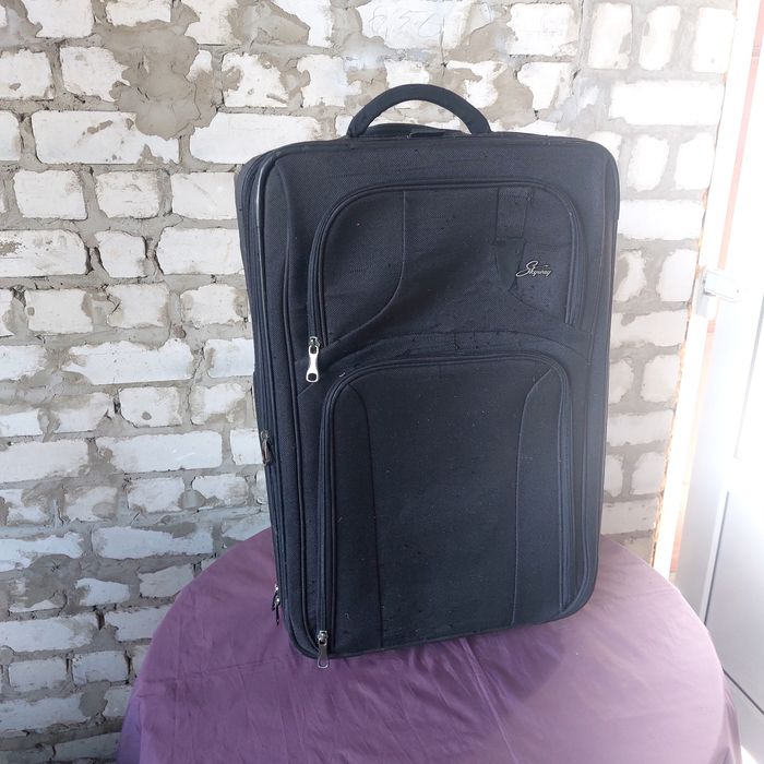 Продам чемодан б/у,