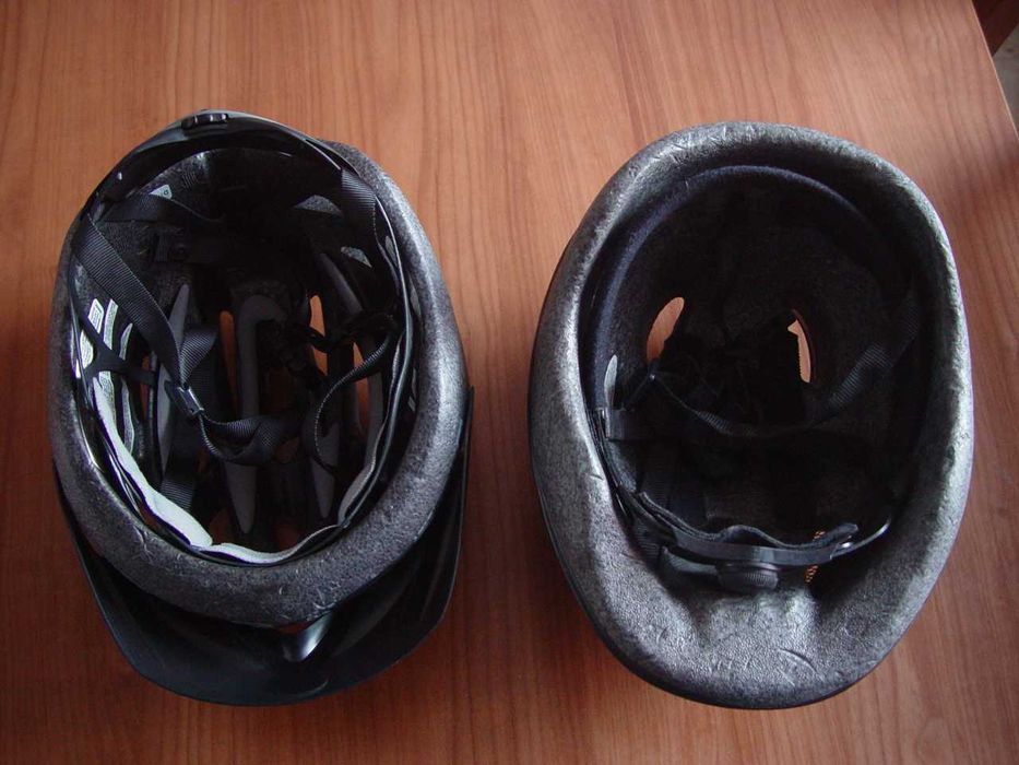 Dois capacetes de proteção para desporto.