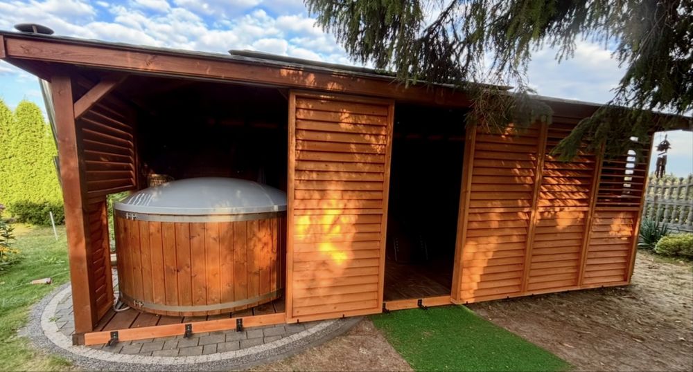 Żaluzje drewniane ruchome deseczki zabudowa tarasów altan i balkonów