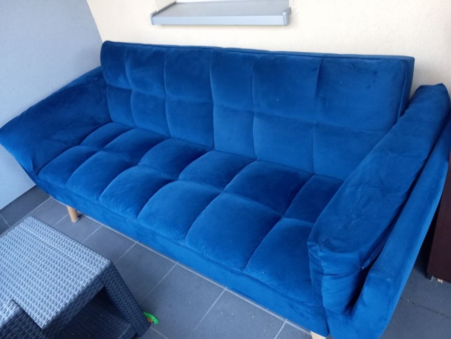 3 osobowa granatowa welurowa sofa z funkcją spania