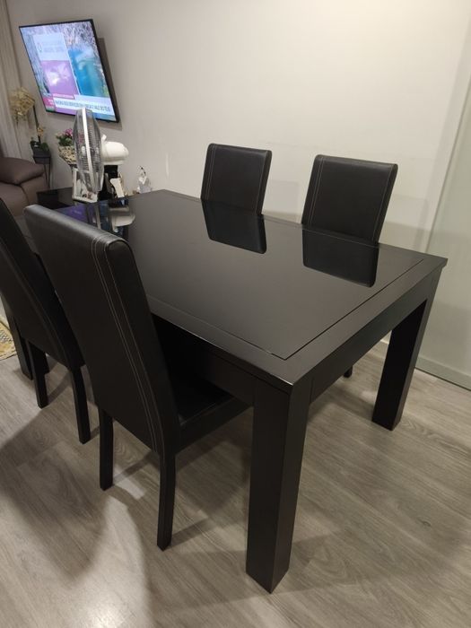 Vendo mesa jantar extensível+4cadeiras