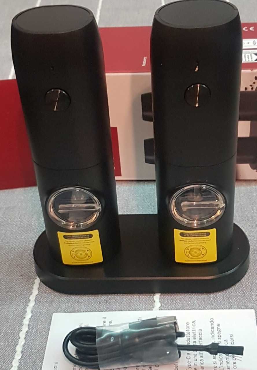 Młynki elektryczne do przypraw 2 sztuki ładowane USB na podstawie.