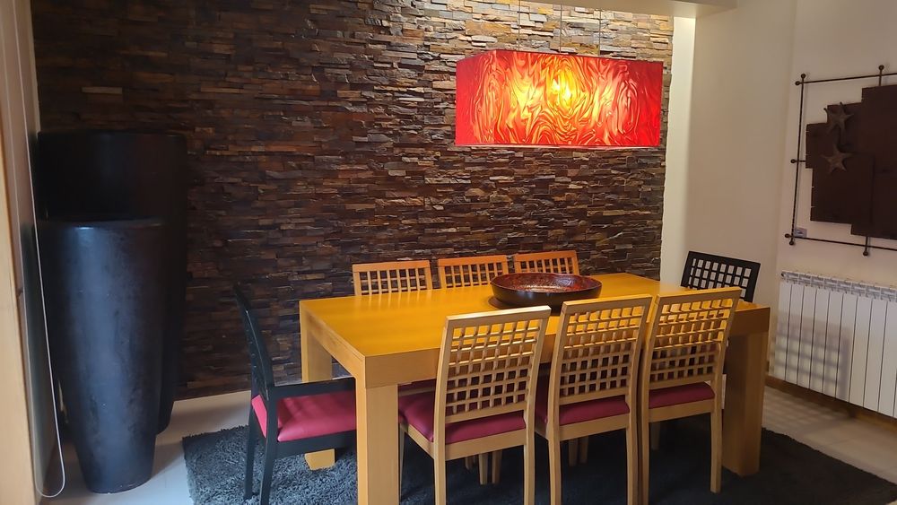 Mesa e cadeiras de cozinha, dois móveis casa de banho