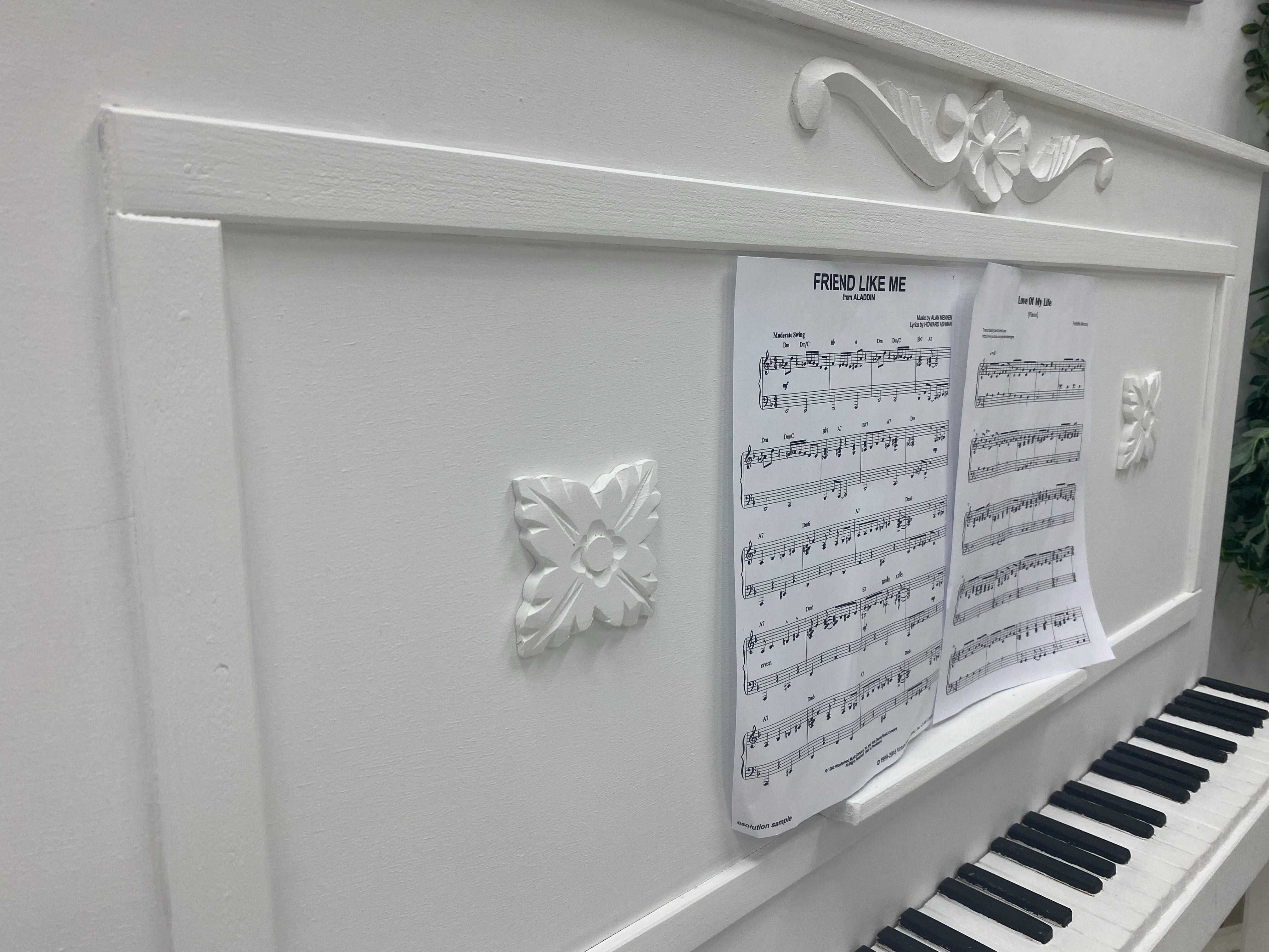 Białe pianino/ fortepian atrapa