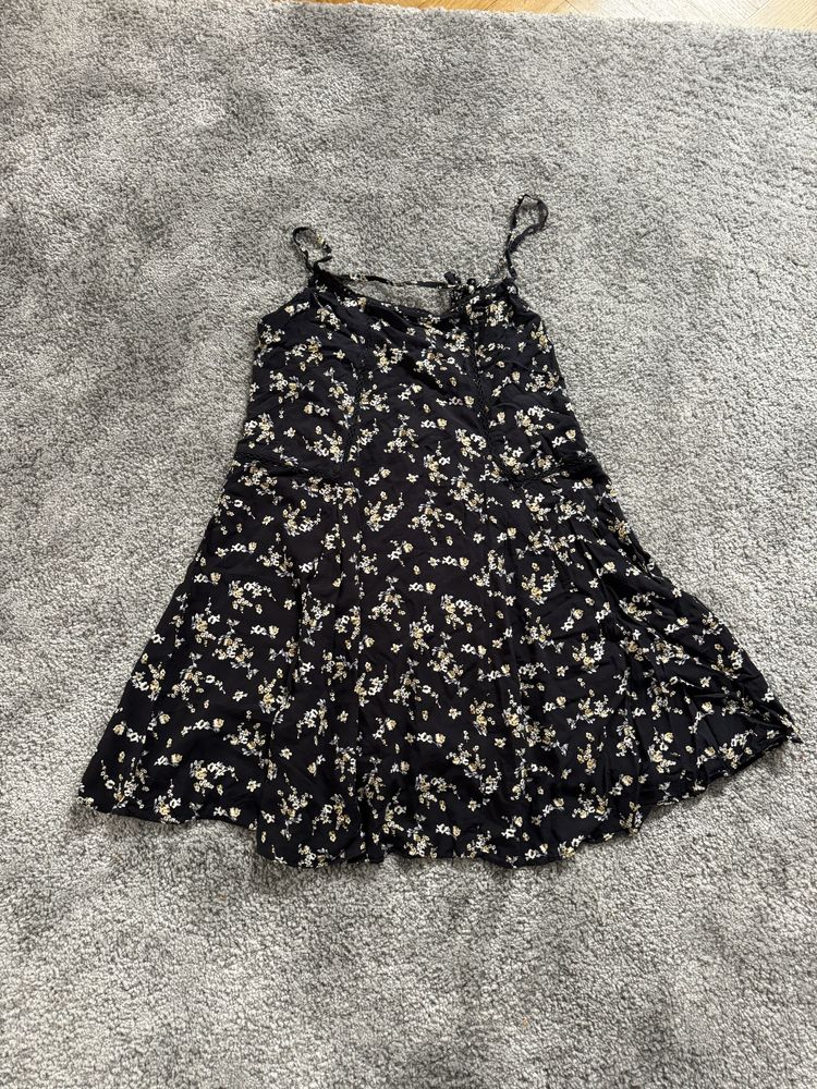 Sukienka letnia M pull&bear czarna w kwiaty na ramiaczkach