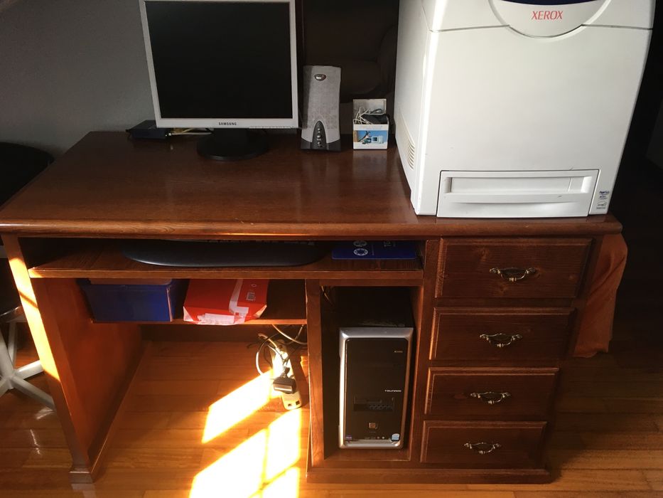 Secretária em Carvalho maciço como nova