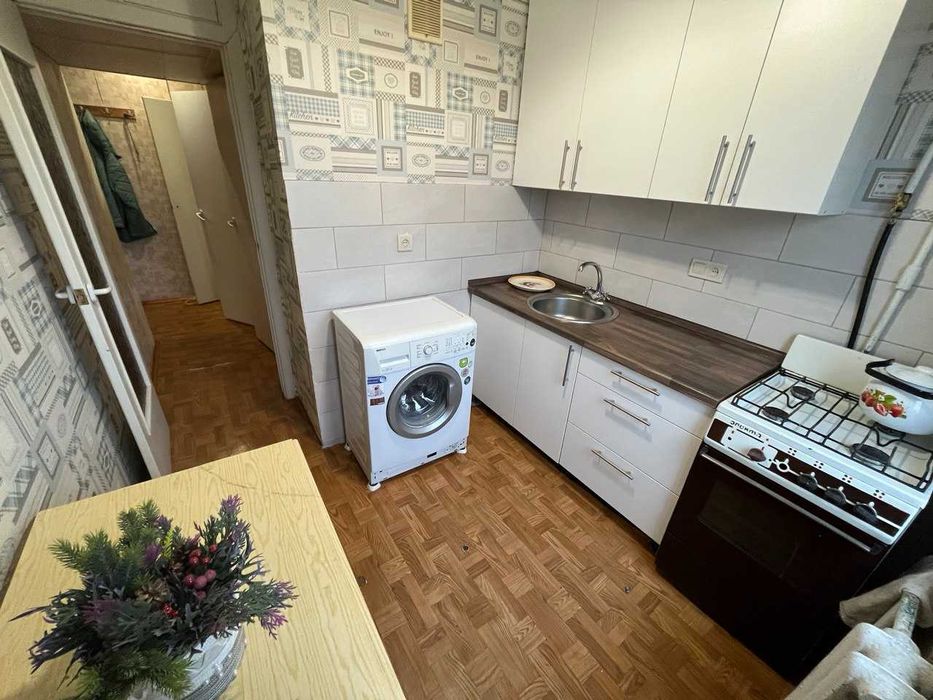 Березняківська , 16. Здаємо 2-х кім окрему квартиру. Вільна.