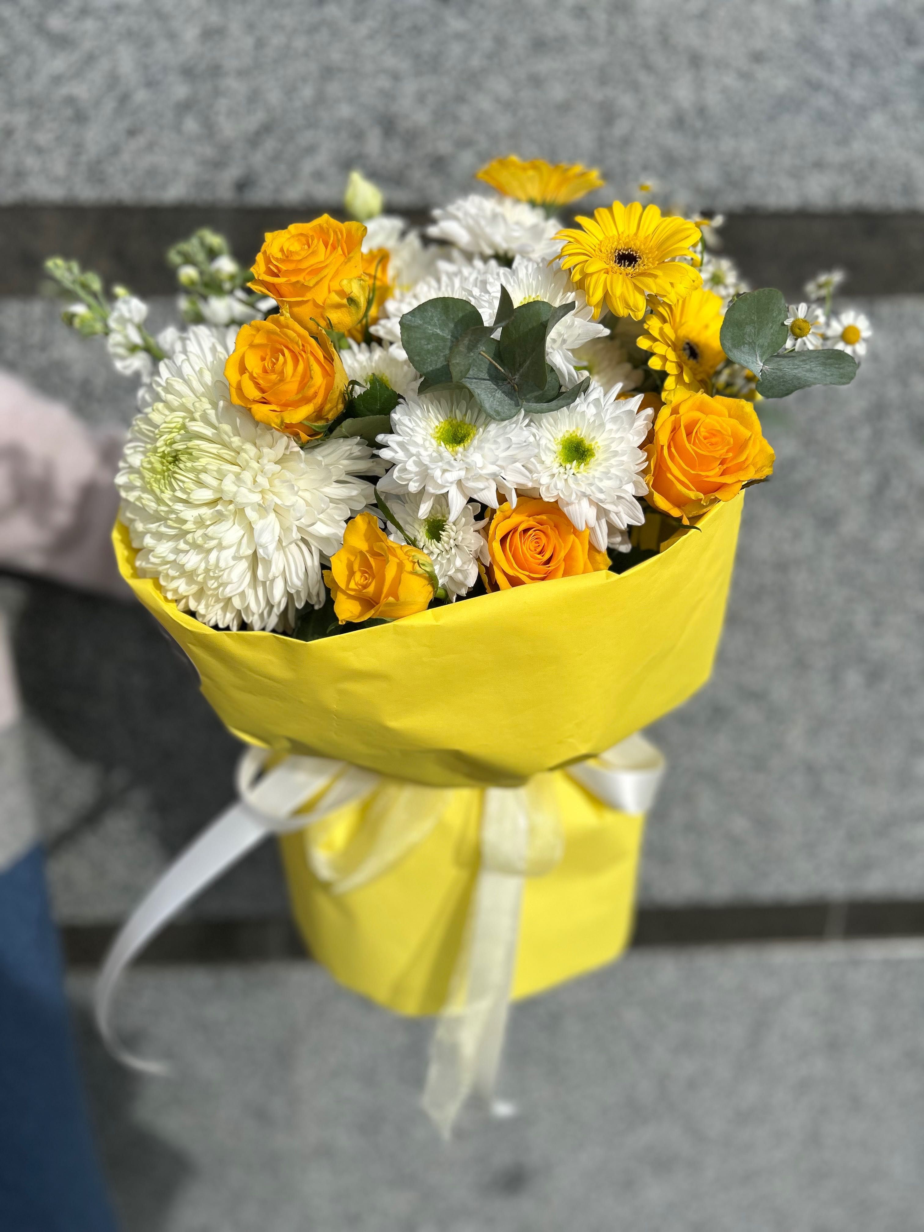 Міксований букет із свіжих квітів