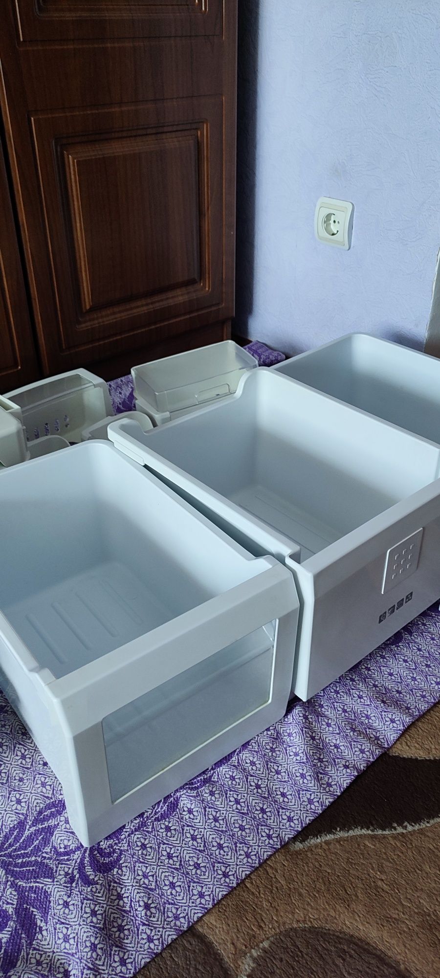 Продам полички і кошики від холодильника