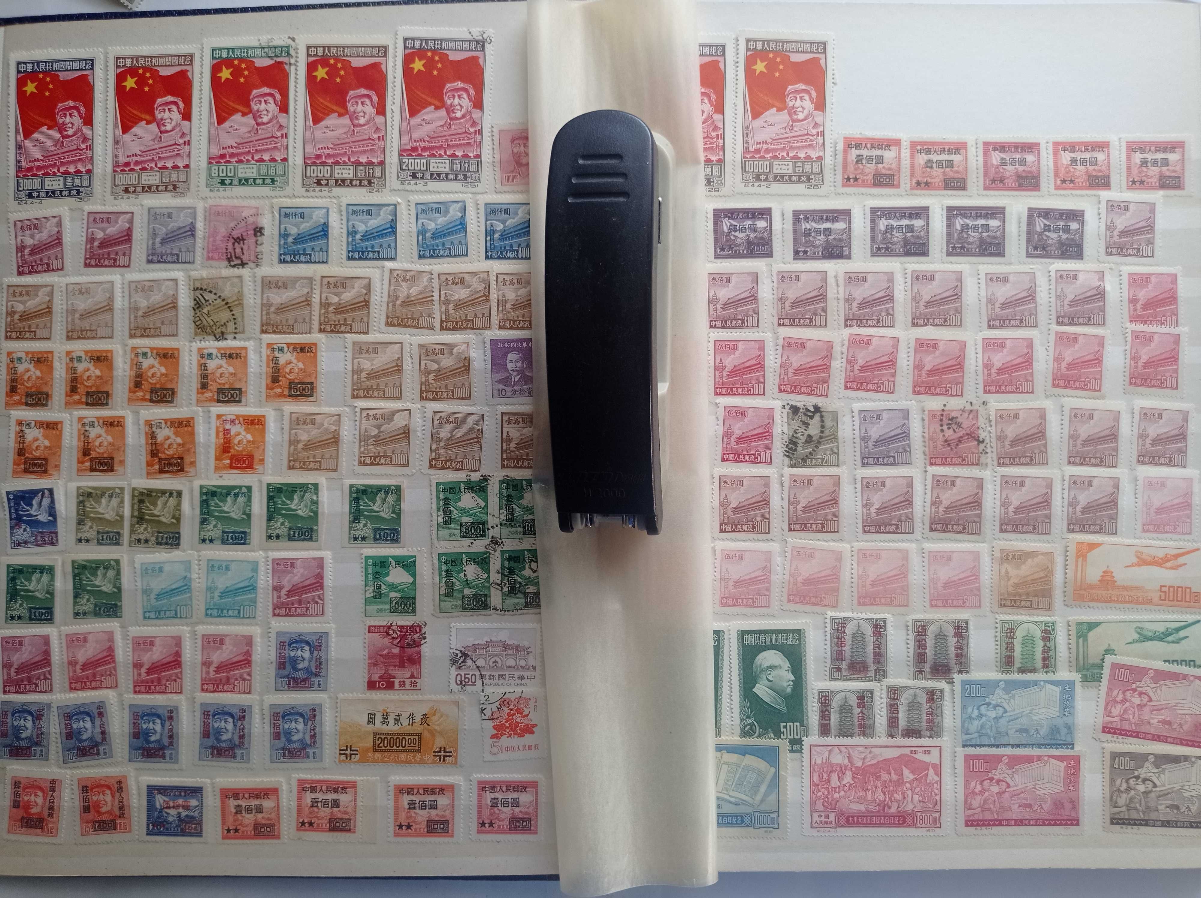 Znaczki pocztowe - Chiny, Tajwan, Hong Kong - 799 sztuk + klaser
