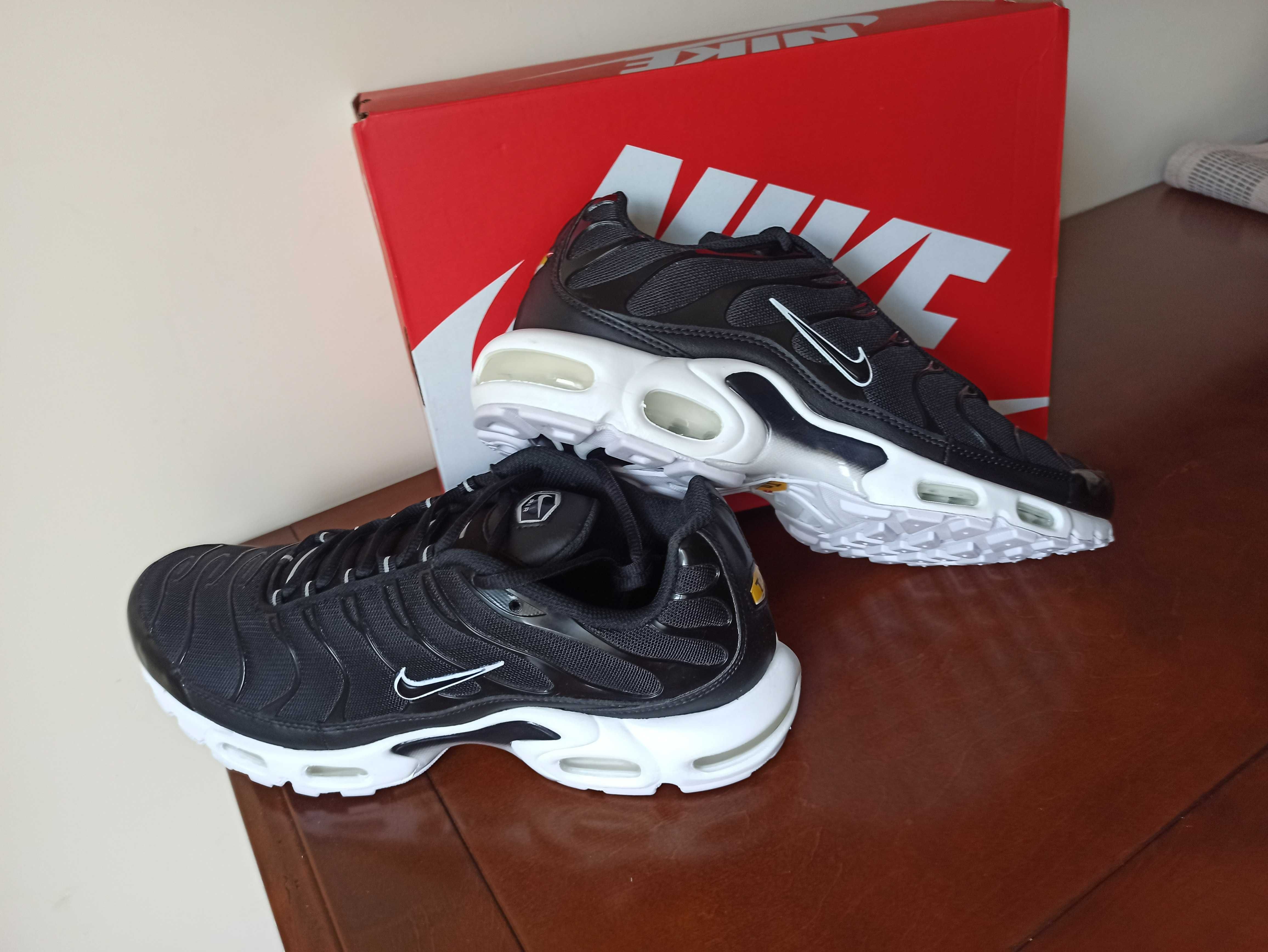 (r. Eur 44,5) Nike Air Max Plus Black White DM2362,-001 czarne
