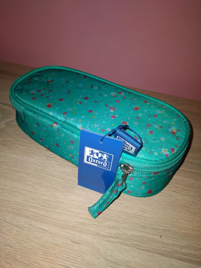Piórnik zielony w kwiatki ,lekki