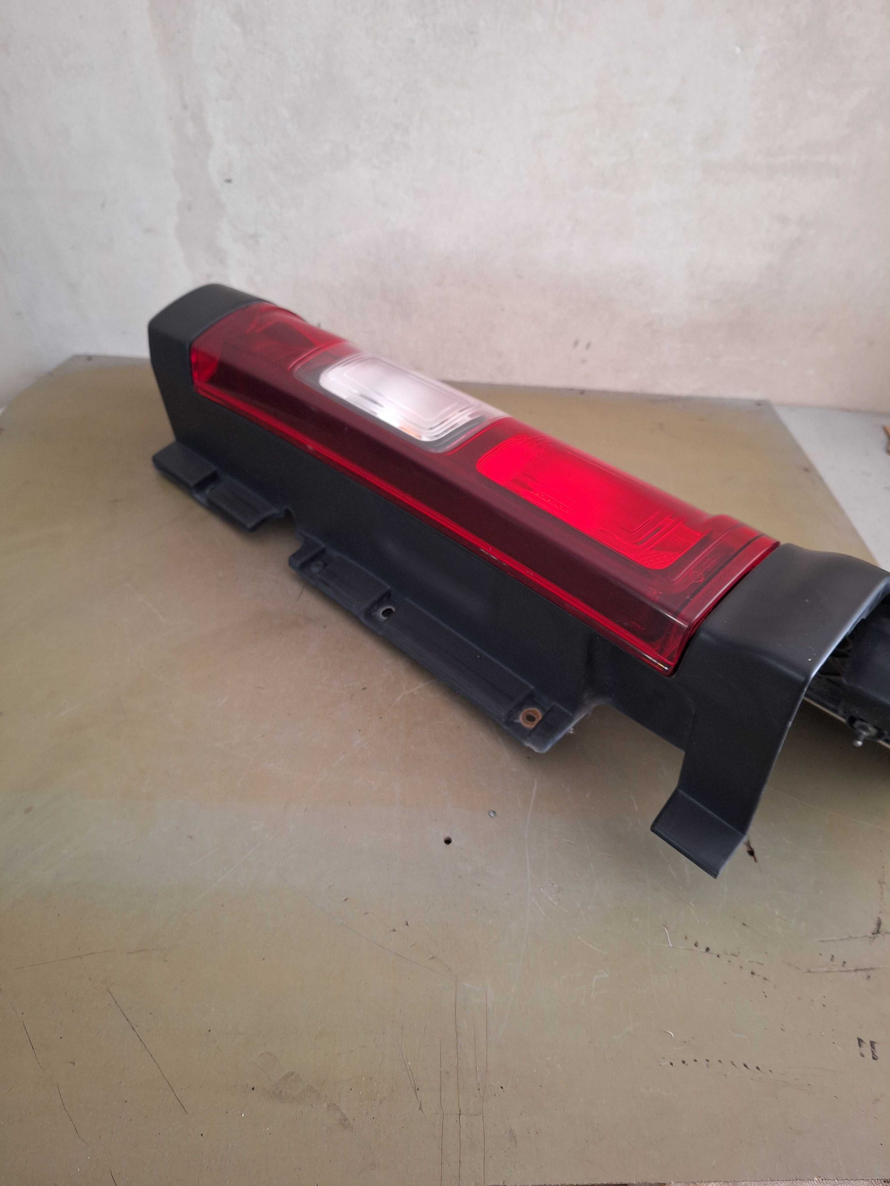 Lampa tylna prawa vivaro trafic nv300 14-