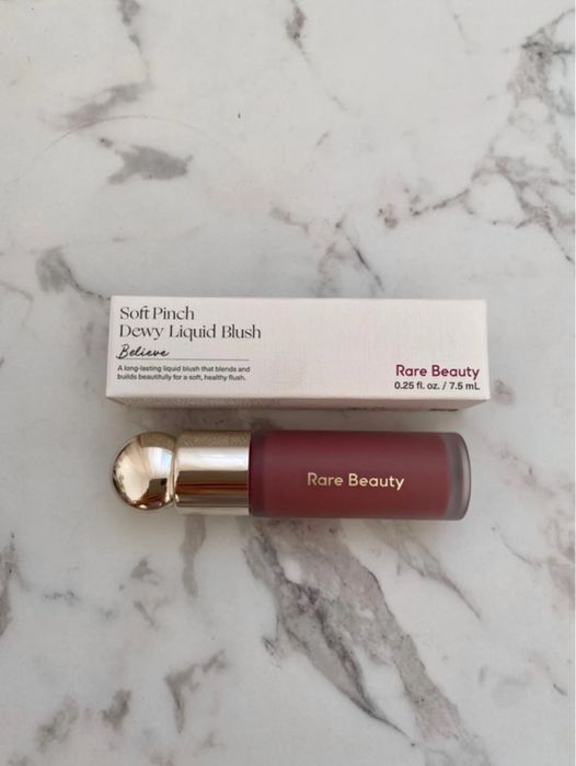 Rare Beauty róż Soft Pinch Dewy Liquid Blush Believe
