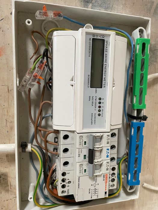 Skrzynka elektryczna z licznikiem stycznikiem  i zabezpieczeniem