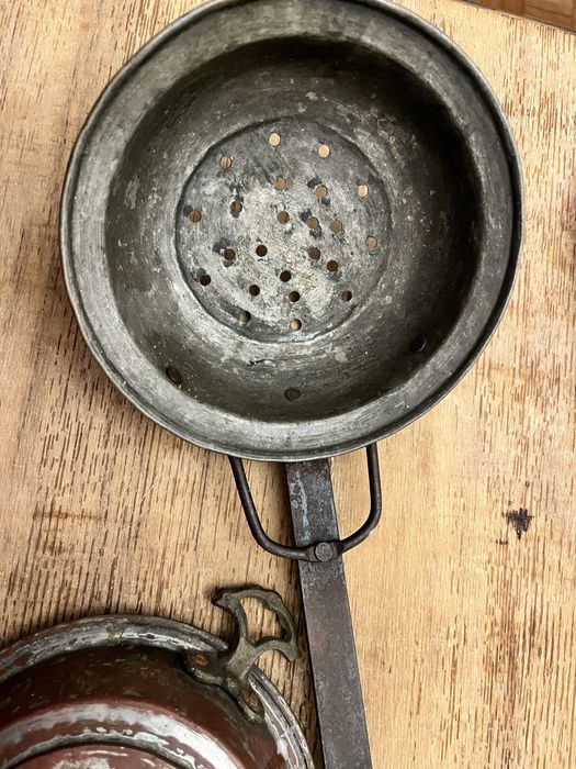 Tachos de cobre antigos com pegas trabalhadas