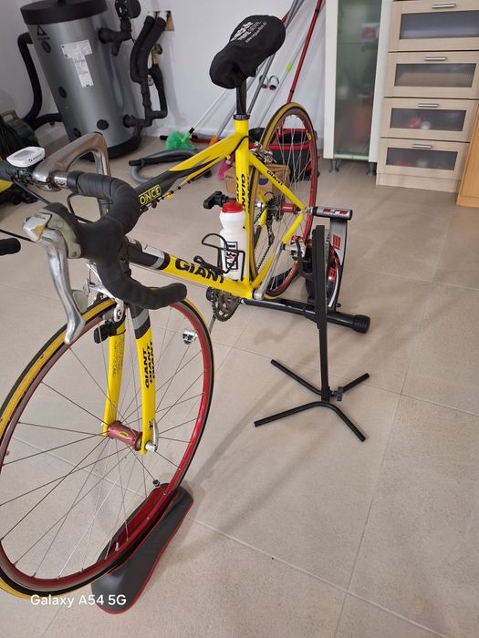 Bicicleta de estrada marca Giante com rolo .