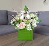 Kompozycja kwiatowa z bocianami. Flowerbox. Dekoracja wnętrz. Prezent