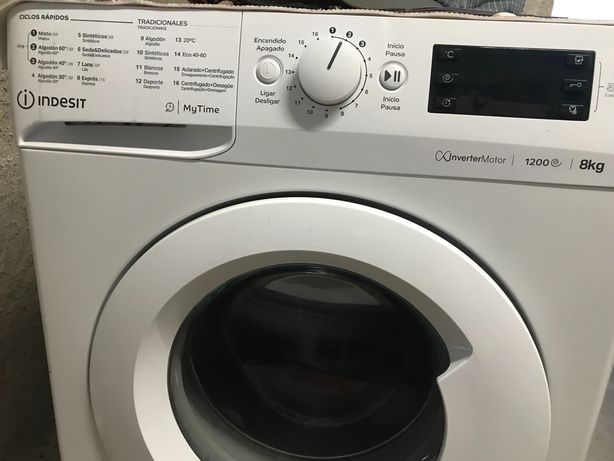 Máquina de lavar roupa em bom estado