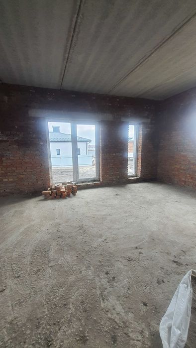 Будинок в сучасному та новому містечку з хорошим плануванням