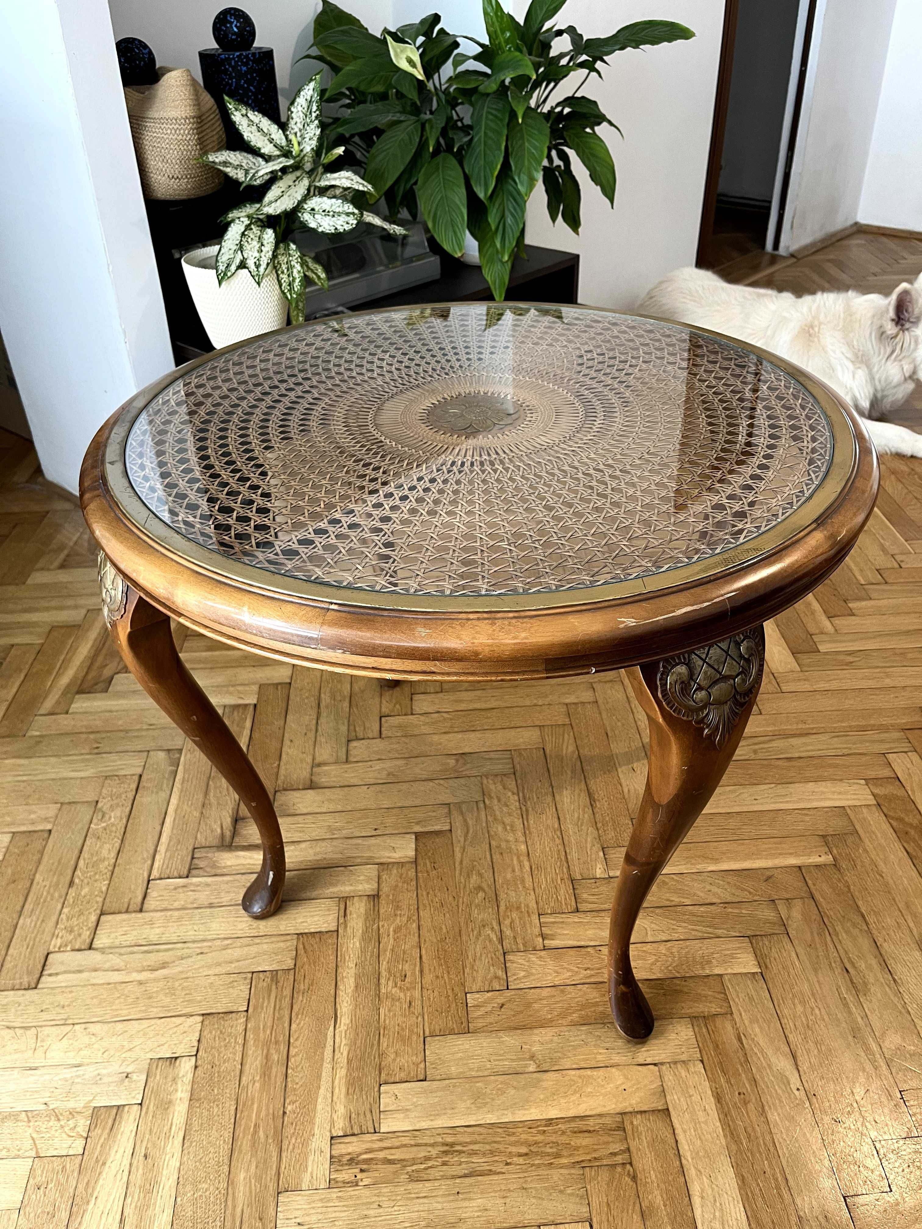 Piękny retro stolik kawowy z litego drewna z rafią i szybą