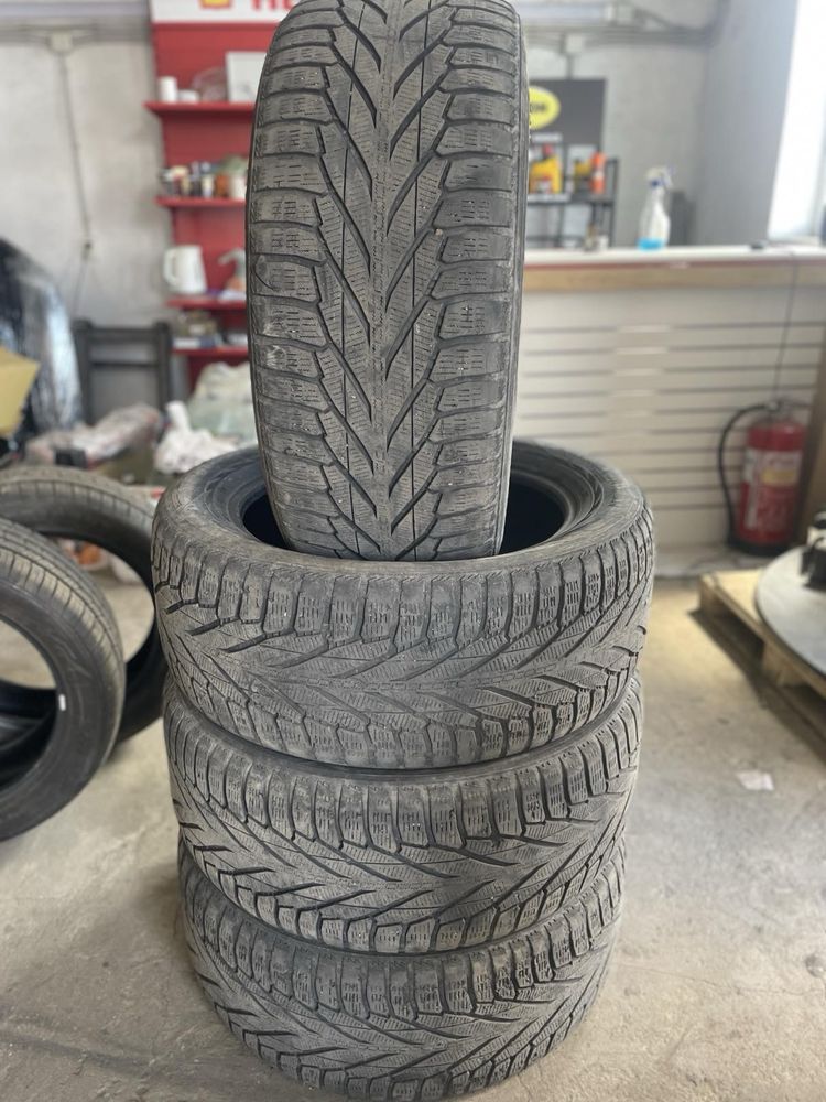 Продам шини зимові Nokian, r20