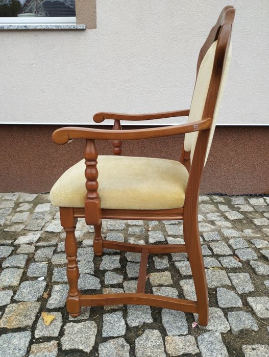 Komplet drewnianych krzeseł