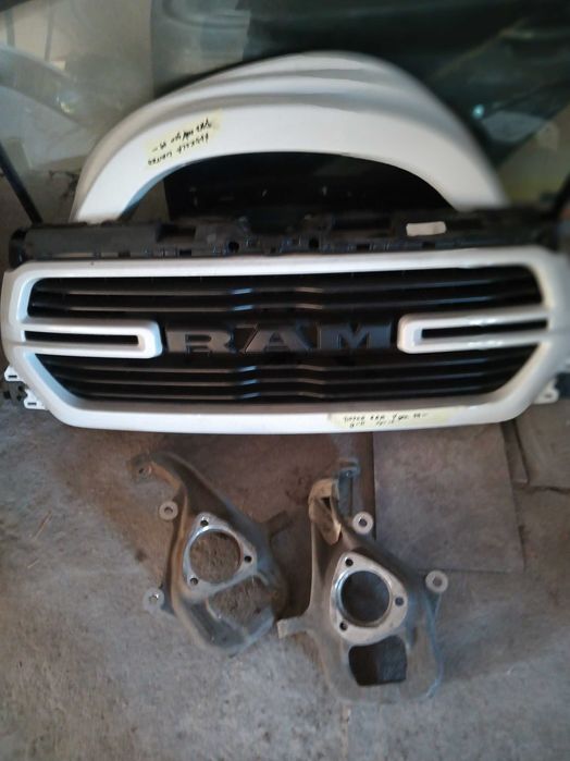 Dodge Ram grill koła