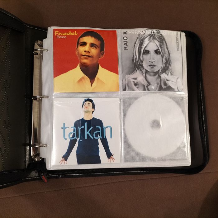 Płyty CD z przeróżną muzyką w albumie - pokrowcu - teczce