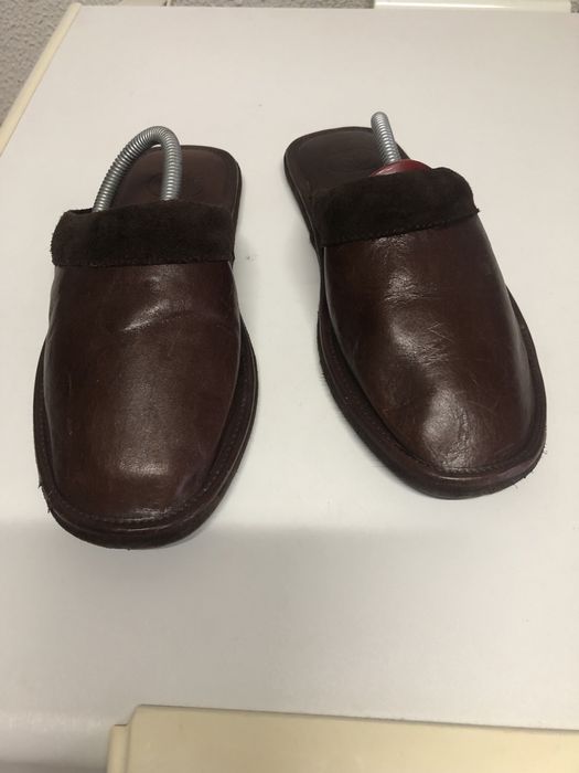 Chinelos de homem em péle