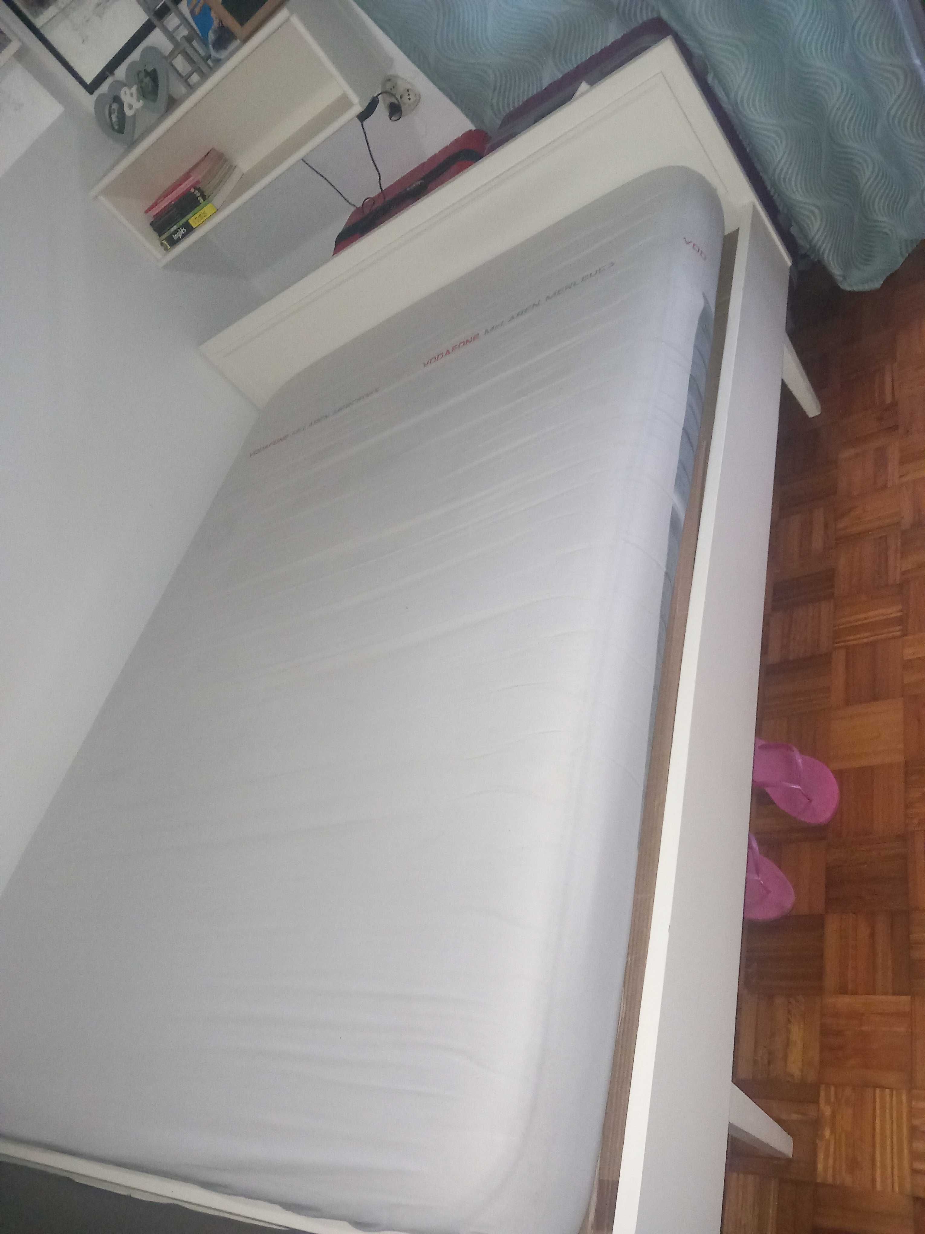 Jogo de quarto em madeira