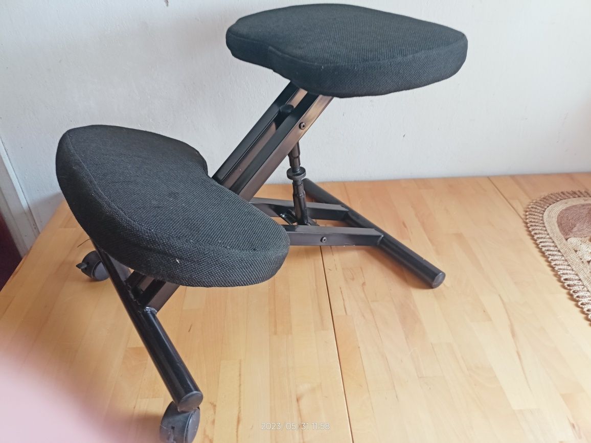 Klekosiad, krzesło ergonomiczne.