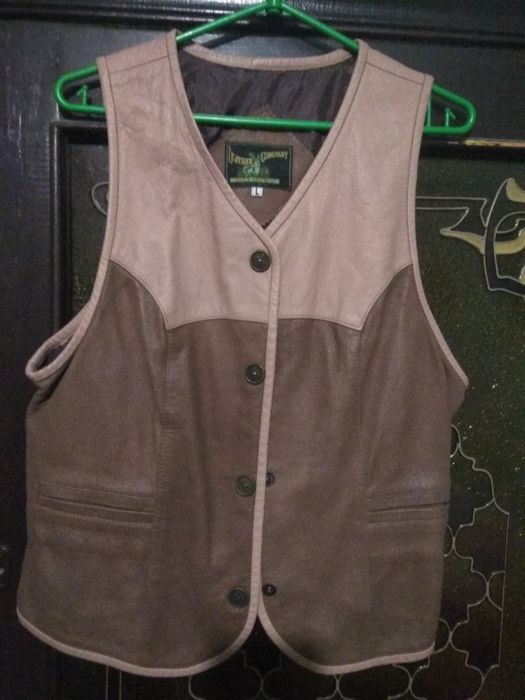 Женская кожаная жилетка.