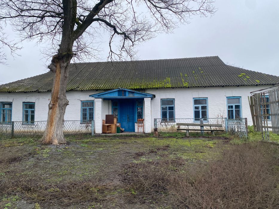 Нежитлове приміщення під офіс/ супермаркет в центрі села