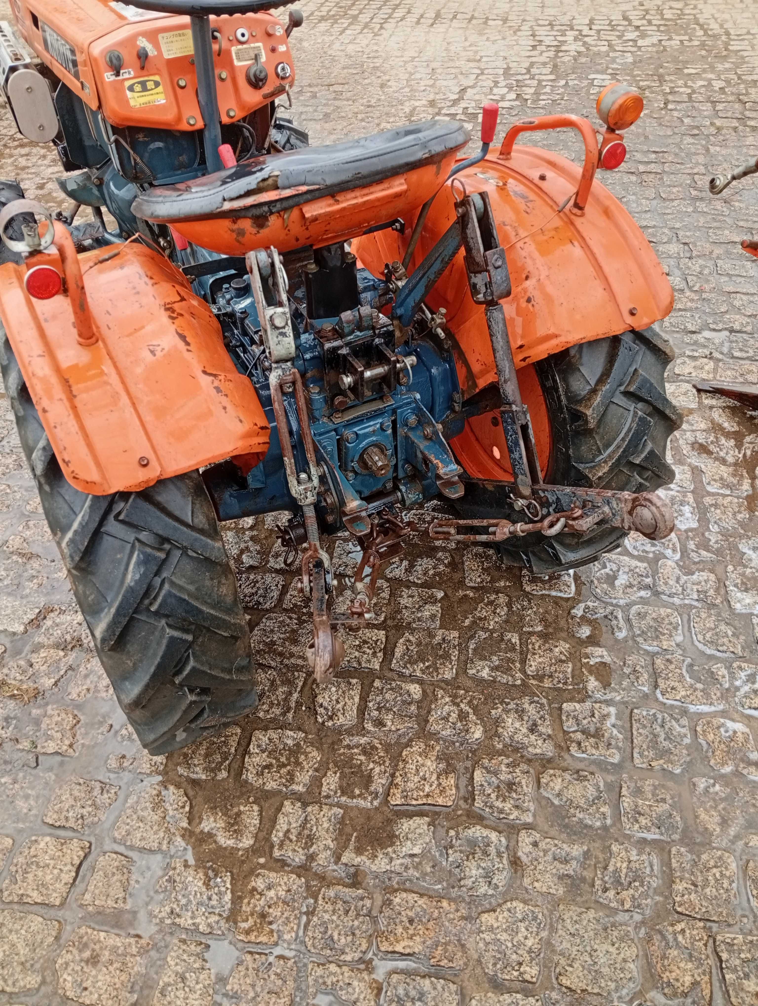 Kubota B7000 com alfaias