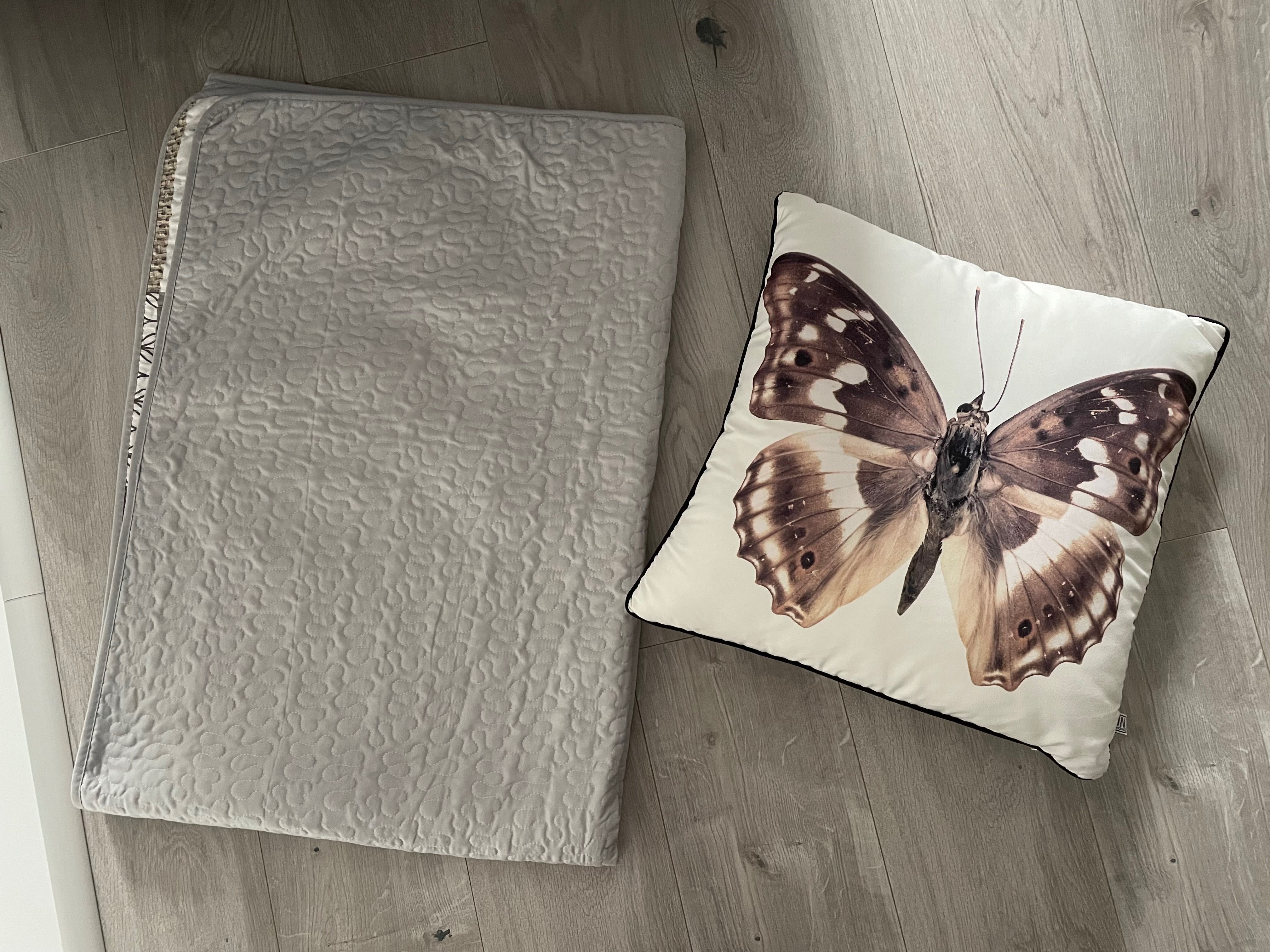 Dwustronna narzuta na łóżko 140x200cm z poduszką, szara beżowa motylem