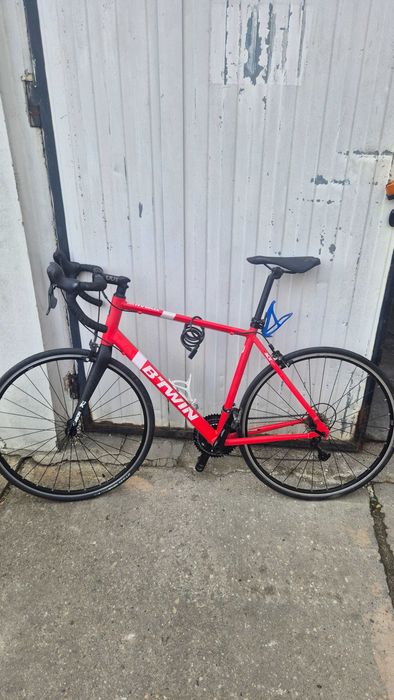 Rower szosowy BTWIN Triban 500 – Shimano Sora, karbonowy widelec