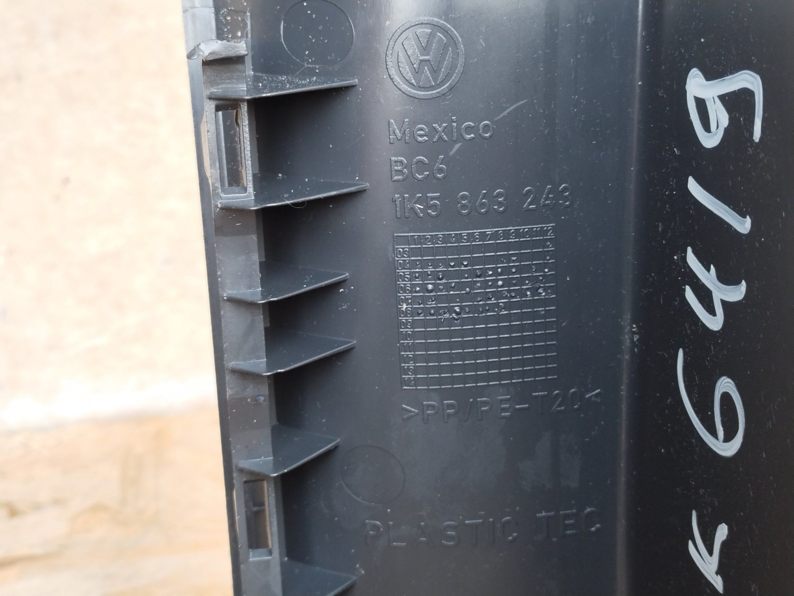 VW Jetta V 2005-2011 центральная консоль туннель накладка 1K5863243