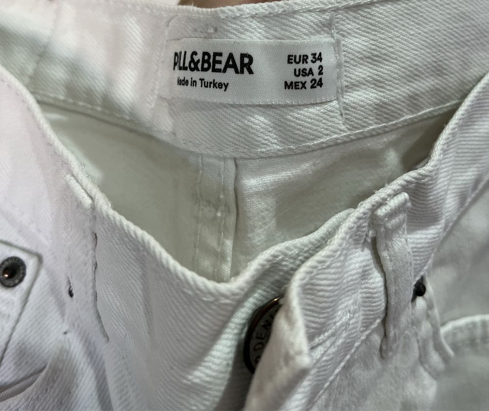 Calças brancas da Pull and Bear