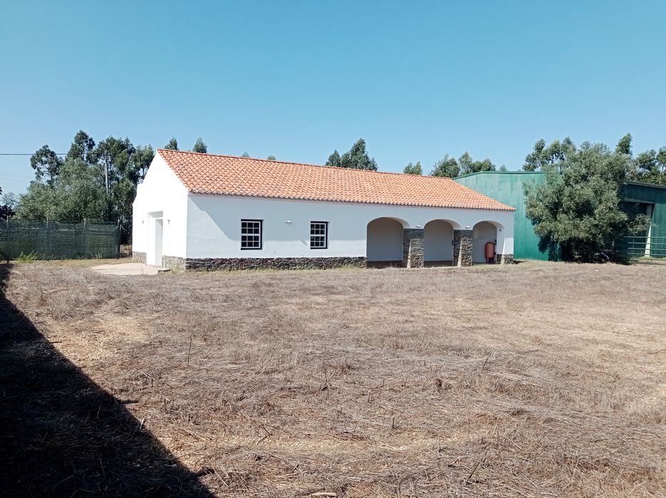 Arrendamento T2+1 garagem e espaço exterior