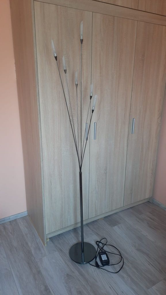 Lampa stojąca pokojowa.