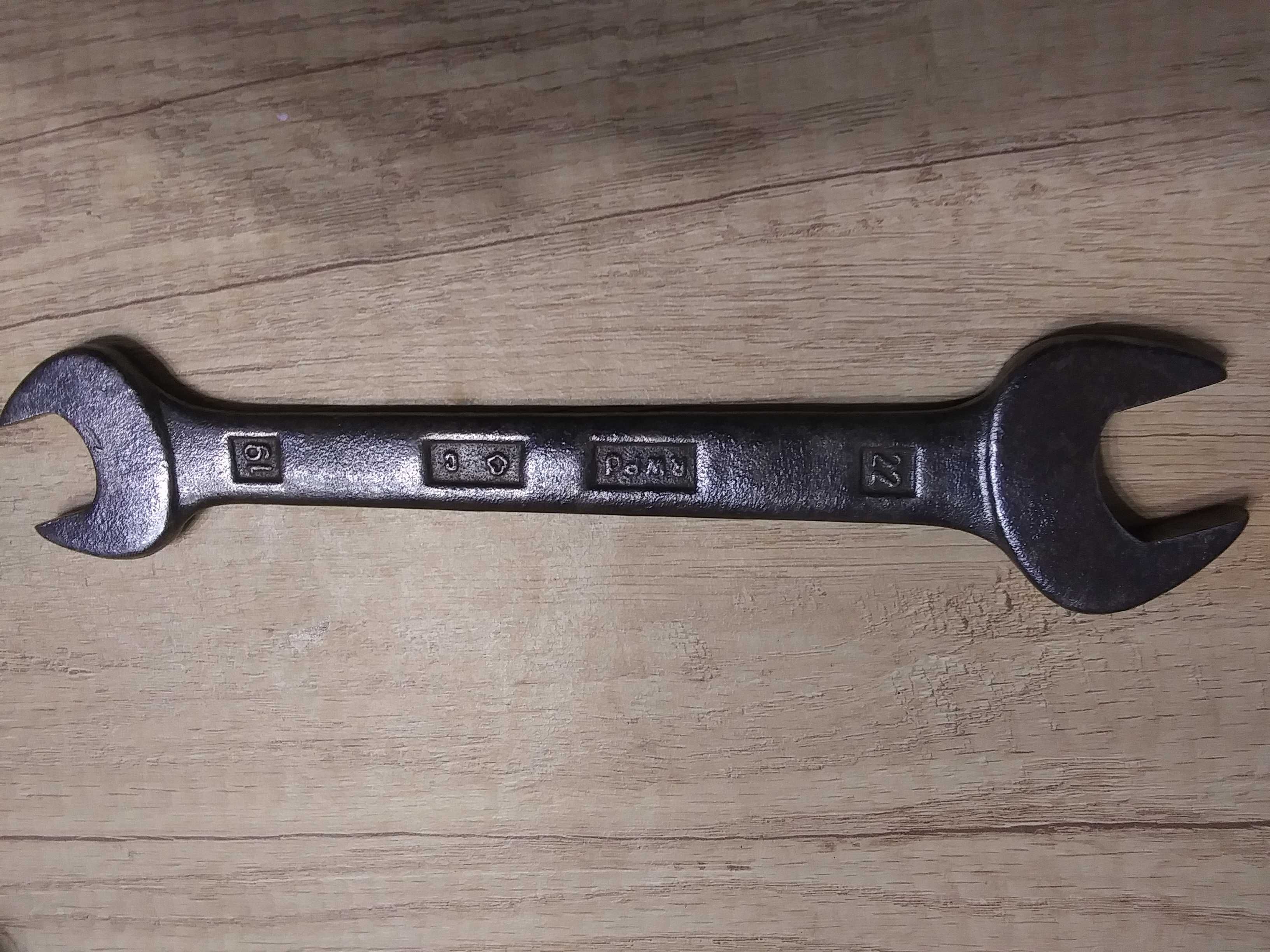 Stary płaski klucz 19 22 mm przedmiot narzędzia z PRL FSO FSM RWPD