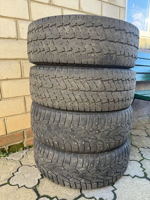 Продам зимнюю резину шипы 215-65 R16 Nokian Gislaved